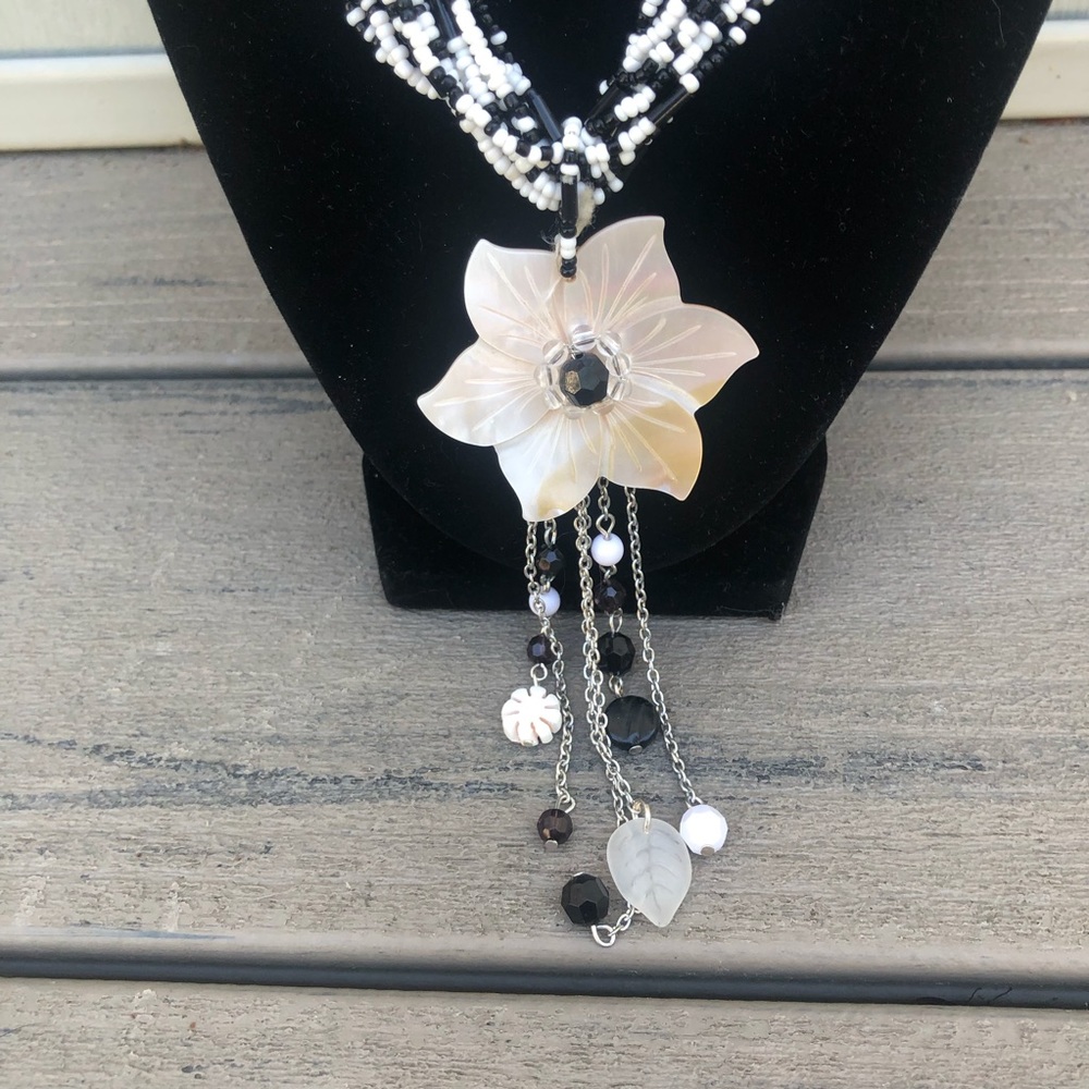 Beaded necklace with flower - Picture 2 of 3